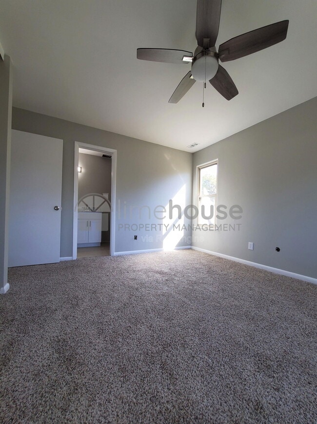 Building Photo - 1553 Beachview Dr