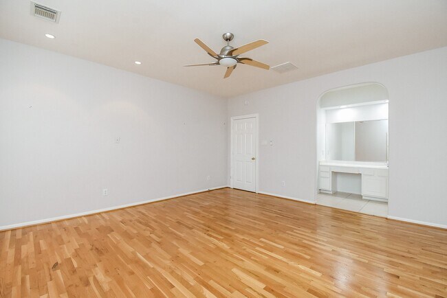 Building Photo - 3015 Bonnebridge Way Blvd