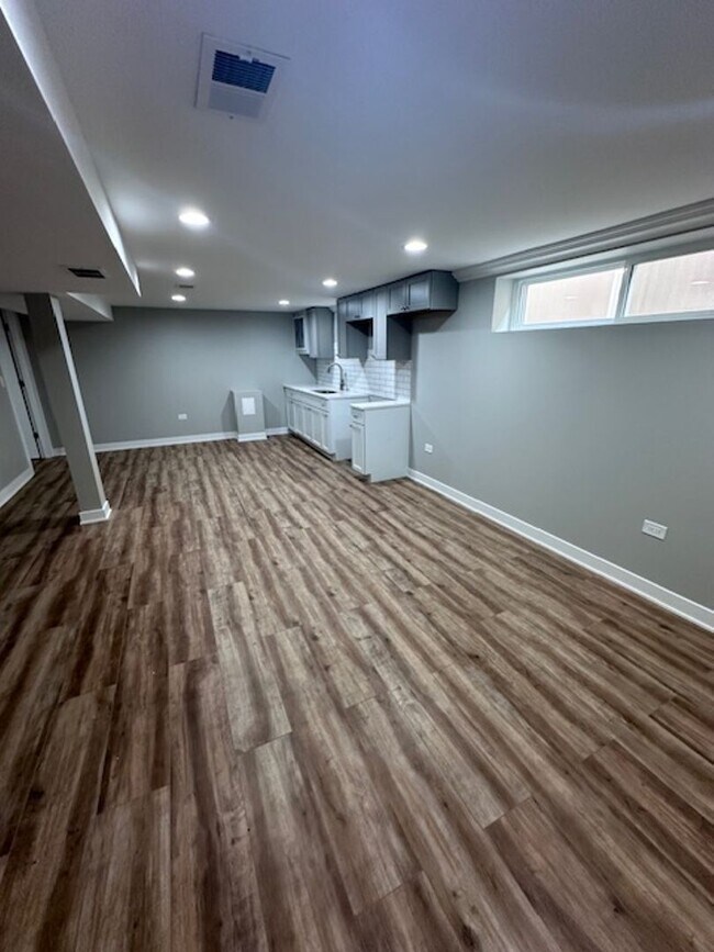 Building Photo - 4600 S La Crosse Ave