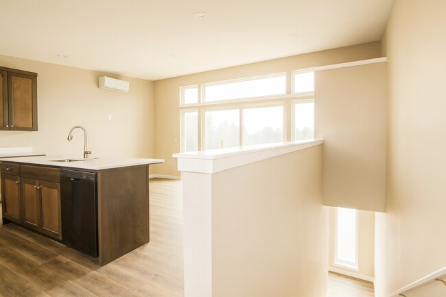 Building Photo - Your Bend Retreat: Spacious Townhouse with...