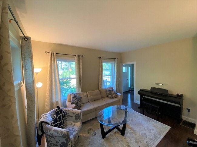 Building Photo - Spacious Four-Bedroom House in the Heart o...