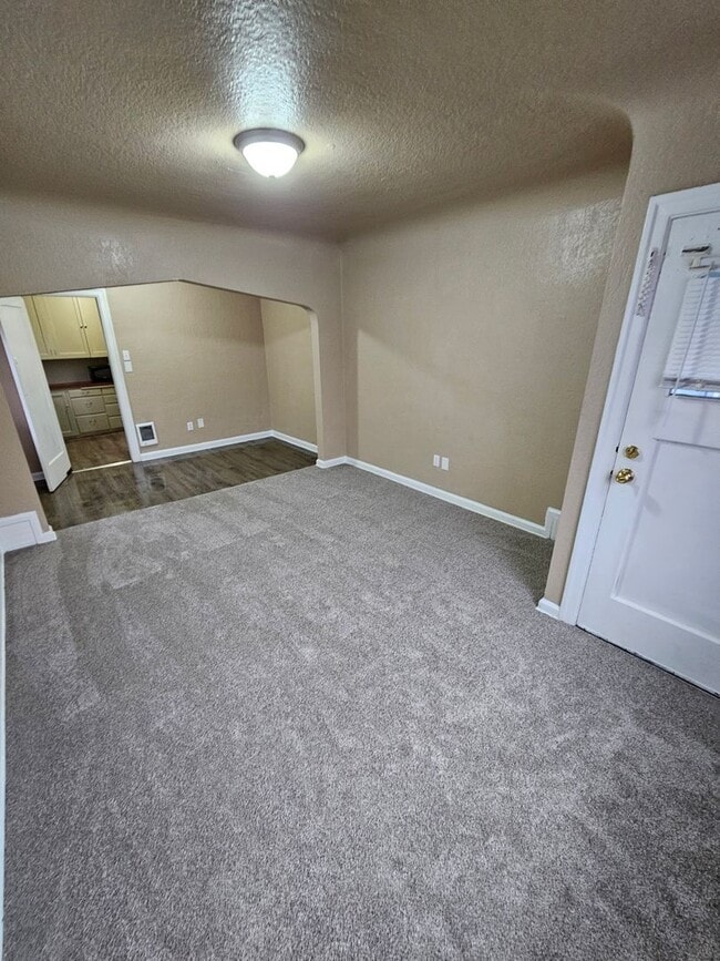 Building Photo - Downtown Unit, renovated, spacious, close to the base, ferry, and shopping