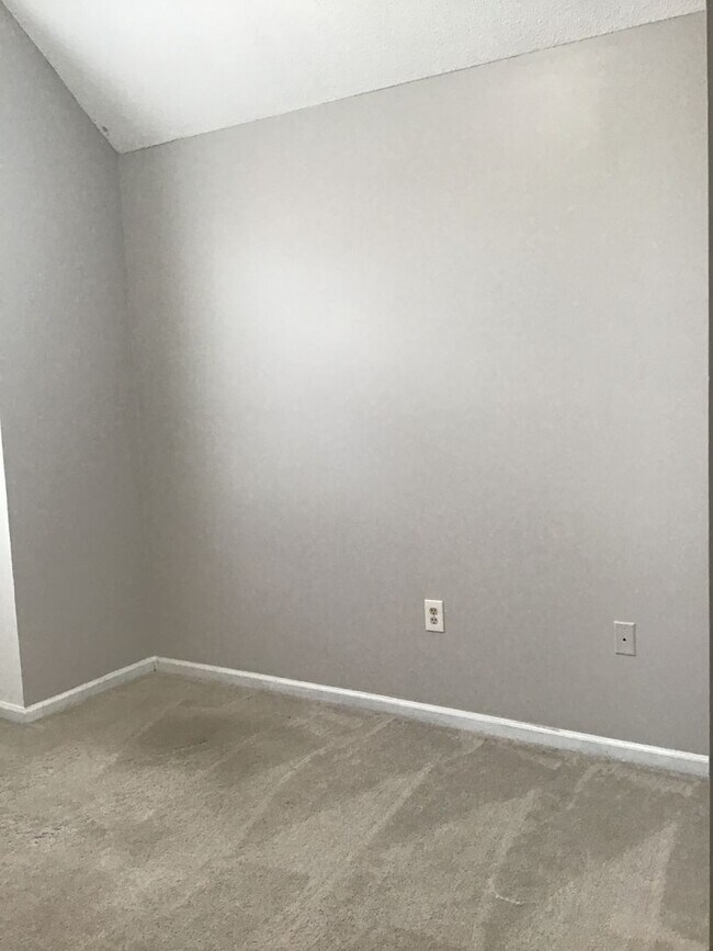 Building Photo - Room in 3 Bedroom Townhome at Cressingham Ct