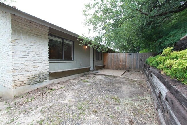 Building Photo - 6811 Thorncliffe Dr