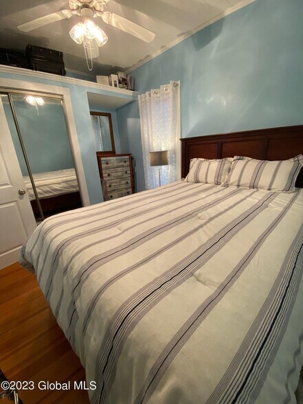 Bedroom 2 - unfurnished or furnished Queen bed - 104 Catherine St