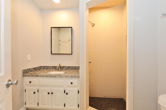 Building Photo - 2600 E San Jose St