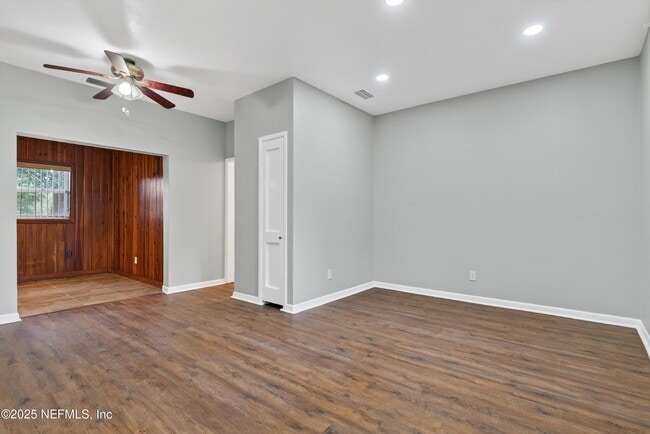 Building Photo - 6190 Mercer Cir E