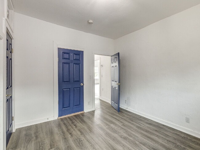 Building Photo - Beautifully Updated Bungalow!