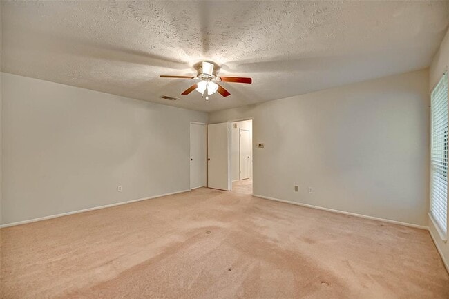 Building Photo - 2714 Green Fields Dr