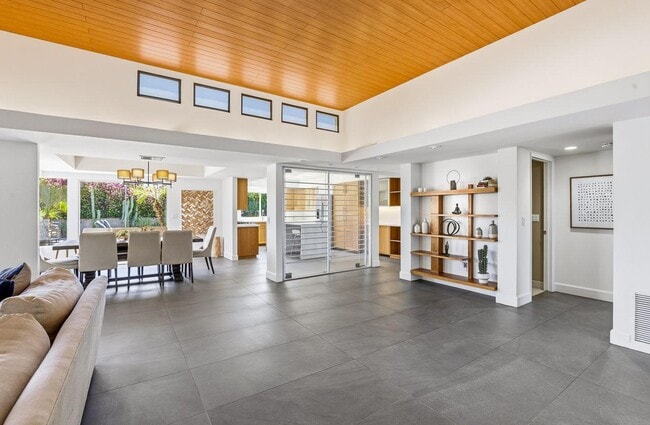 Building Photo - 8101 E Del Timbre Dr