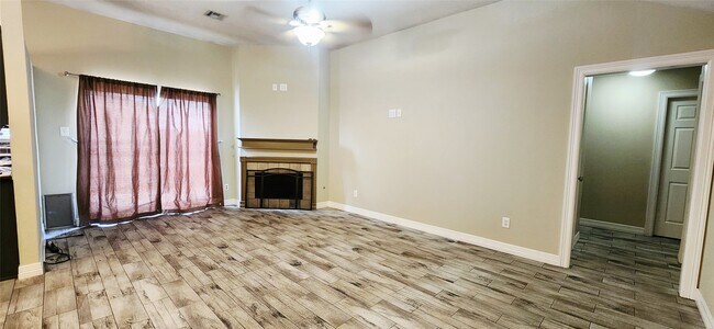 Building Photo - 213 Mango St