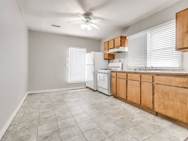 Building Photo - Cute Duplex - Upper Unit!