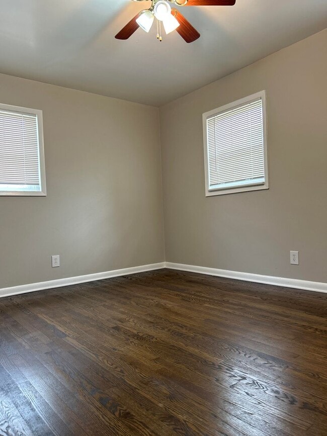 Building Photo - 4 Bed 2 Bath in Atlanta!