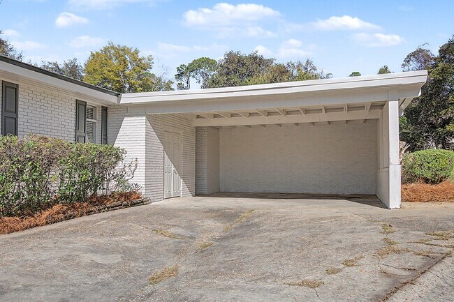 Building Photo - 1008 N Van Buren St