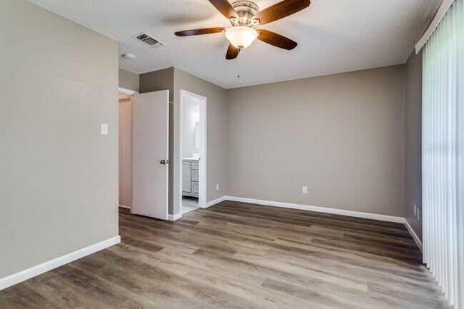Building Photo - Updated & Conveniently Located 2 Bedroom Apartment in South Fort Worth