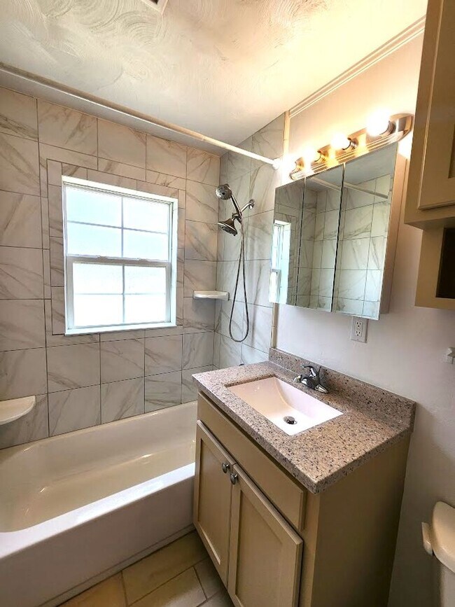 Building Photo - 2 Bed 1 Bath 2 Covered Carport in Corbin P...