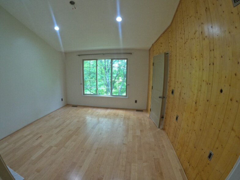 Building Photo - 45903 Dutton Ave