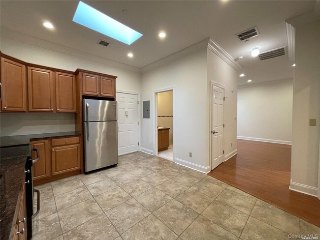 Building Photo - 328A Main St