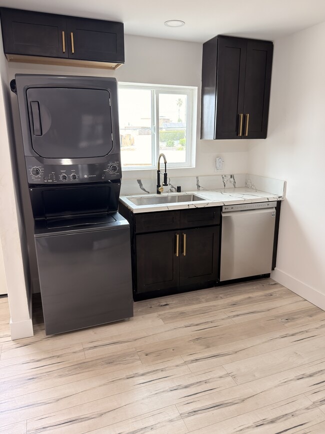 Building Photo - 5536 Encina Dr