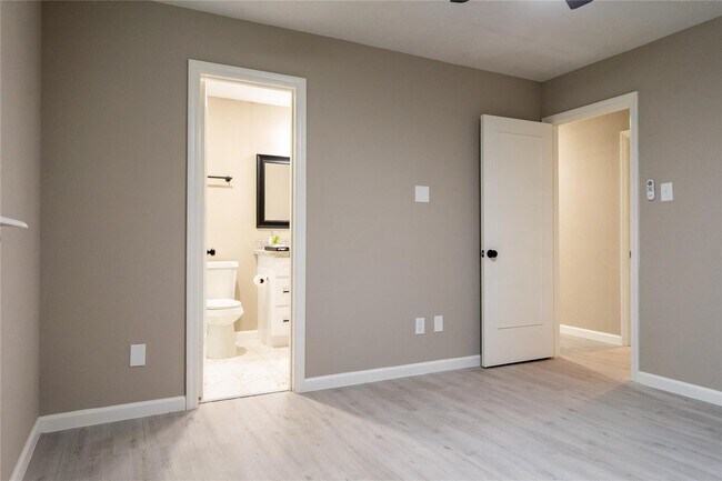 Building Photo - 10 N Wavy Oak Cir