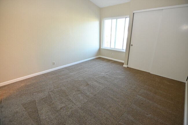 Building Photo - Nicely upated 2 Story Townhouse at Mansion Park with 2 Master Suites.