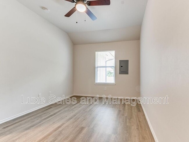 Building Photo - 3703 N Divis Ave