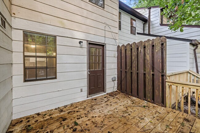 Building Photo - 646 Valley Crest Dr