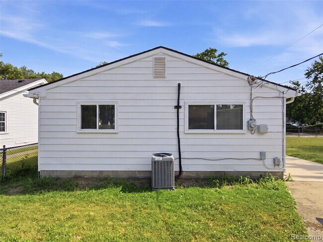 Building Photo - 1221 E Granet Ave