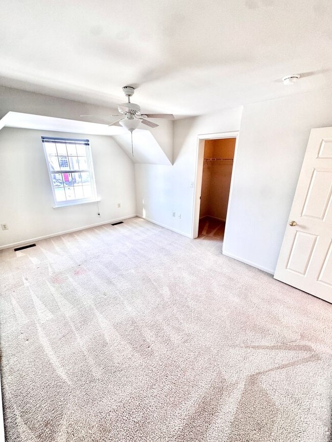 Building Photo - FIVE BEDROOMS in PARKLAND SCHOOLS!