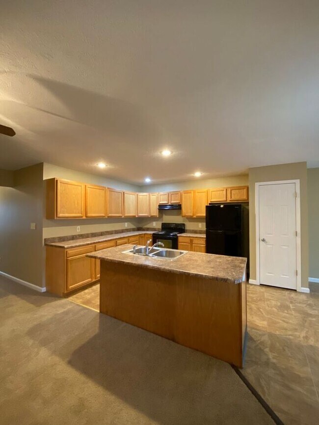 Building Photo - Open Concept 4 Bedroom Home & PETS WELCOME!!!