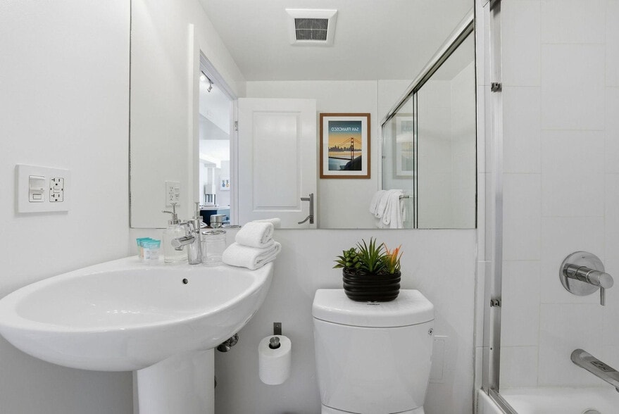 Building Photo - 899 Pine St