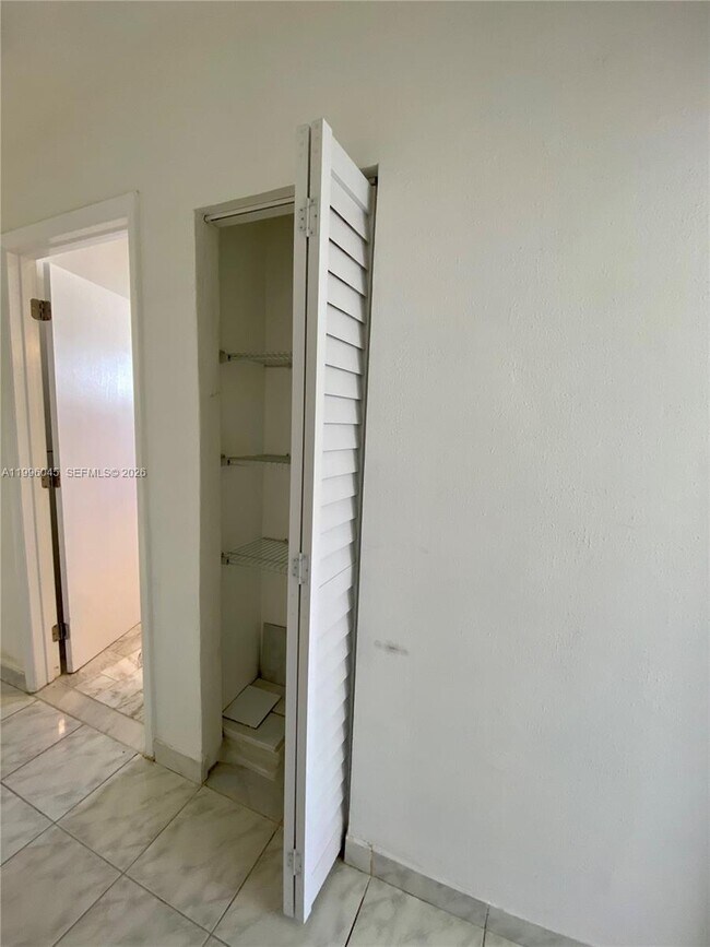 Building Photo - 1101 Bay Dr