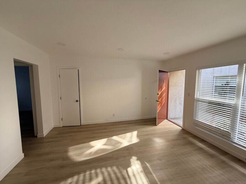 Building Photo - 940 S Venice Blvd