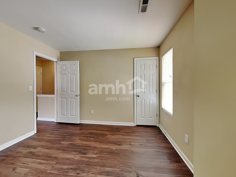 Building Photo - 547 Rockbridge Dr