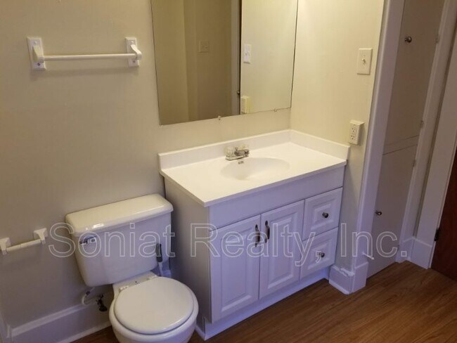 Building Photo - 110 S Pierce St