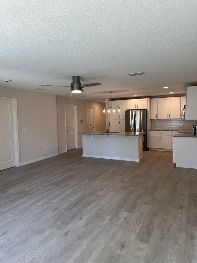 Building Photo - NEW 3/2/1 ready to rent! Pet friendly.