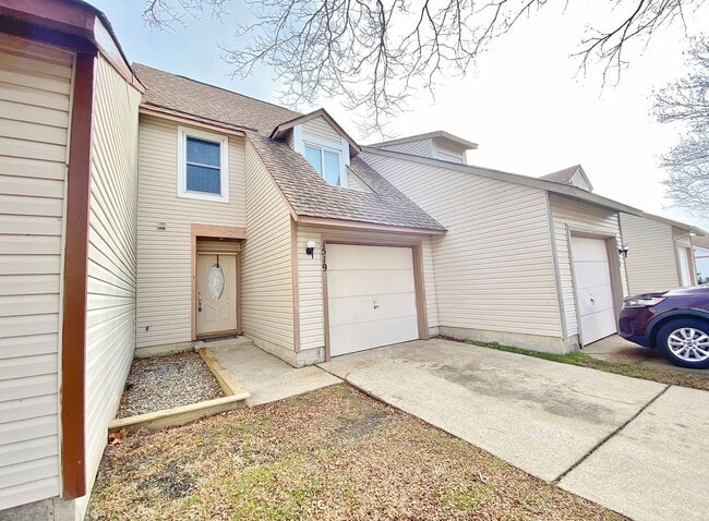 Building Photo - Beautifully Updated Townhome In Ocean Lake...