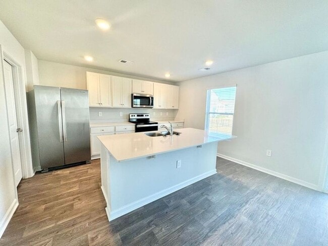 Building Photo - **$1000 off first months rent with acceptable credit and application**Available NOW!! 4 bedroom 2...