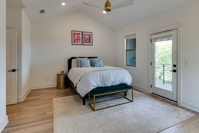 Building Photo - Great modern HPR with garage and view of the river!