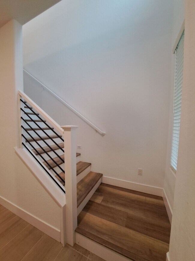 Building Photo - Experience Comfort and Style in This Venet...