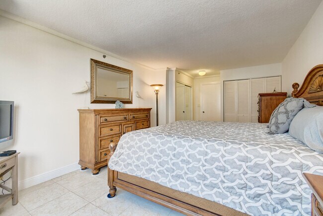 Building Photo - 3221 S Ocean Blvd