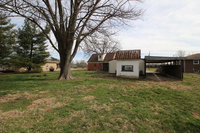 Building Photo - Three bedroom home off S Pope Lick Rd