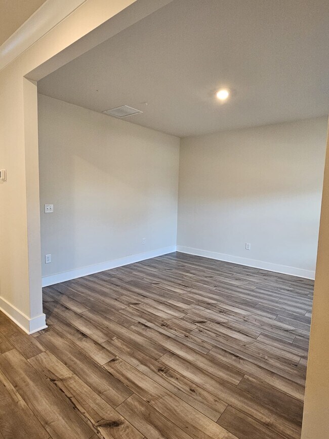 Building Photo - 558 Laxton Rd