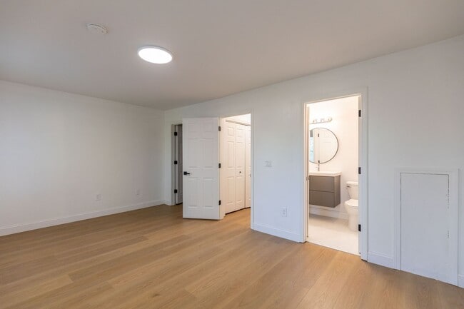 Building Photo - Beautifully Renovated 2 Bed, 2 Bath Coloni...