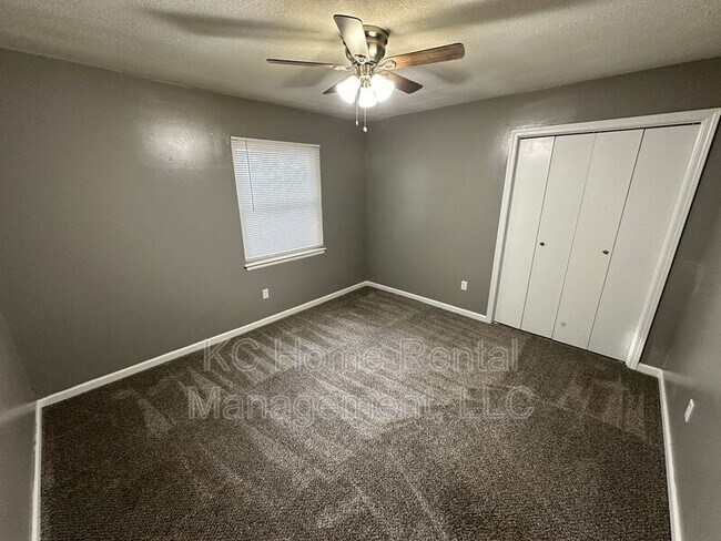 Building Photo - 800 S Willow Dr