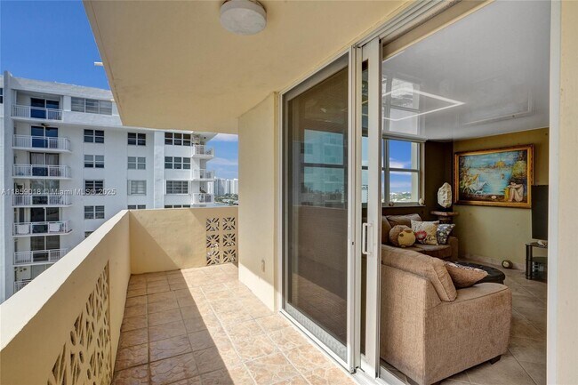 Building Photo - 1833 S Ocean Dr
