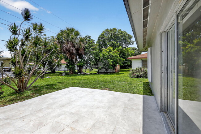 Building Photo - 600 S Mangonia Cir