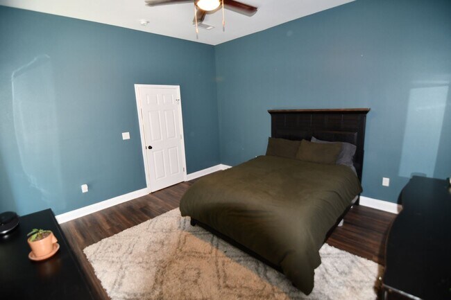 Building Photo - Zachary School District!  Trendy, 3 bedroom, 2.5 bath home in coveted Marshall Bonds Subdv