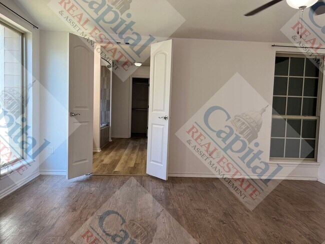 Building Photo - Charming 3 Bedroom