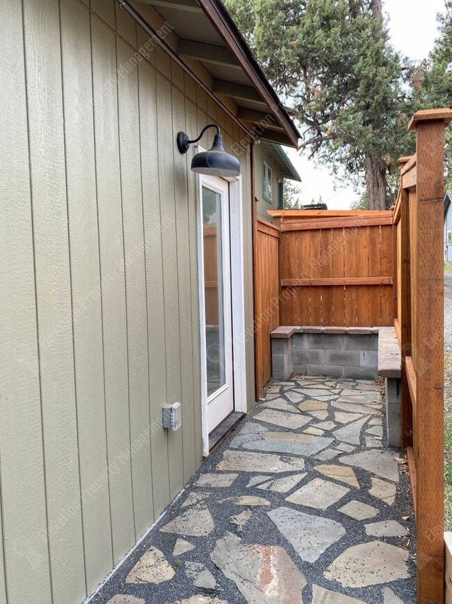 Building Photo - Cute newer built ADU near Downtown Bend